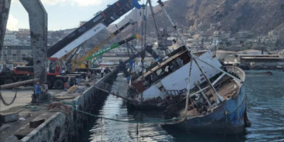 انتشال أضخم السفن الغارقة في ميناء الإصطياد بعدن تمهيدا لخطوات إعادة تشغيل الميناء