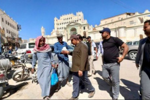 خلال زيارة ميدانية .. محافظ حضرموت يتفقد سوق قصر سيئون