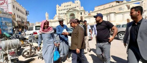 خلال زيارة ميدانية .. محافظ حضرموت يتفقد سوق قصر سيئون