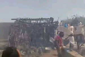 حريق يلتهم منزلًا في الحديدو بسبب ماس كهربائي بتوصيلات الطاقة الشمسية والرياح