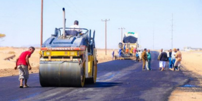 شبوة .. بدء أعمال السفلتة بمشروع توسعة المدخل الغربي لعتق