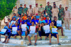 خفر سواحل حضرموت يختتم دورة مهارات الغوص والإنقاذ البحري