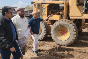 مدير عام المنصورة يدشن العمل في مشروع إنشاء دوار بئر فضل