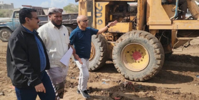 مدير عام المنصورة يدشن العمل في مشروع إنشاء دوار بئر فضل