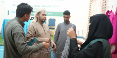 محافظ سقطرى يزور البازار التسويقي لمنتجات المستفيدات من برنامج التمكين المهني