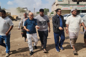 مدير عام المنصورة يدشن العمل في مشروع إنشاء دوار بئر فضل