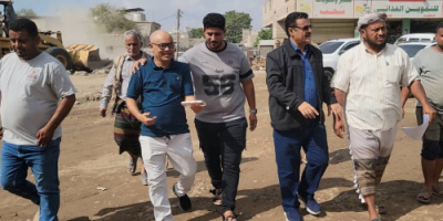 مدير عام المنصورة يدشن العمل في مشروع إنشاء دوار بئر فضل