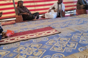 رئيس انتقالي شبوة يؤدي واجب العزاء في وفاة الشيخ علي بن محمد بن سالم