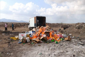 صحة البيئة بالمنصورة تتلف 3 أطنان من مواد غذائية منتهية الصلاحية