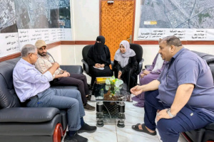 راشد وبن جرادي يناقشان آلية عمل صندوق النظافة في السوق الشعبي للنساء بصيرة