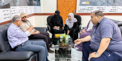 راشد وبن جرادي يناقشان آلية عمل صندوق النظافة في السوق الشعبي للنساء بصيرة