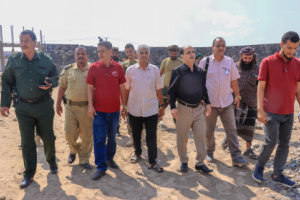 مدير عام دارسعد يتفقد سير العمل في مشروع بناء سور من الحجر لمبنى قوات القطاع السادس حزام أمني بالمديرية