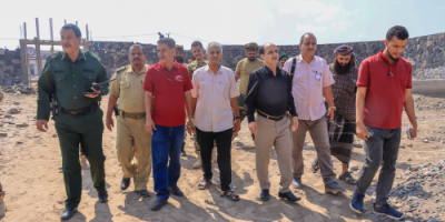 مدير عام دارسعد يتفقد سير العمل في مشروع بناء سور من الحجر لمبنى قوات القطاع السادس حزام أمني بالمديرية