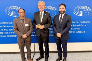 ممثل المجلس الانتقالي يبحث في بروكسل تعزيز التعاون مع مؤسسات الاتحاد الأوروبي