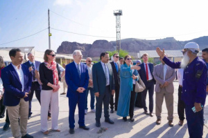 الوزير السقطري والسفير الألماني يطّلعان على سير العمل في مشروع إعادة تأهيل الميناء السمكي بعدن
