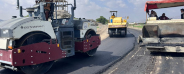 بدء سفلتة طريق "الحصن – سد وادي حسّان" بأبين وسط إشادات شعبية بالدعم الإماراتي