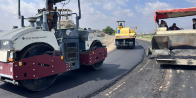 بدء سفلتة طريق "الحصن &ndash; سد وادي حسّان" بأبين وسط إشادات شعبية بالدعم الإماراتي