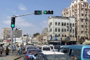شرطة السير بالعاصمة عدن تبدأ التشغيل التجريبي لإشارات جولة القاهرة