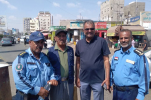شرطة السير بعدن تواصل حملتها المكثّفة لإزالة العوائق وتنظيم الحركة في جولة القاهرة