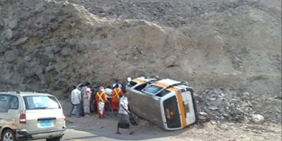 إب.. وفاة شابين وإصابة ثالث بحالة حرجة في حادث مروري مروع بمديرية جبلة