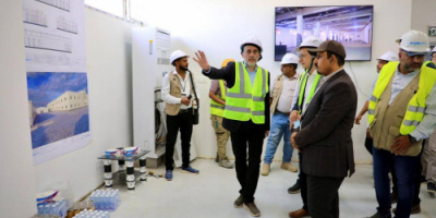 محافظ حضرموت والسفير الألماني يتفقدان مشروع تأهيل المخازن المركزية للأدوية (شريان الإمداد للمحور الشرقي)