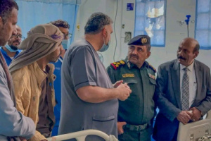 رئيس انتقالي شبوة ومدير شرطة المحافظة يطمئنان على صحة جريح الهجوم الإرهـ ـابي في المصينعة