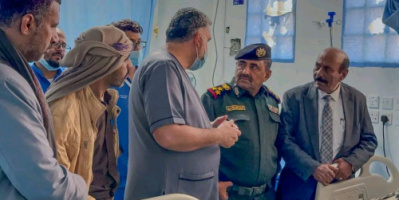 رئيس انتقالي شبوة ومدير شرطة المحافظة يطمئنان على صحة جريح الهجوم الإرهـ ـابي في المصينعة