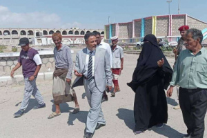 رئيس انتقالي أبين يتفقد ساحة الشهداء بزنجبار ويزور المسرح بعد إعادة تأهيله