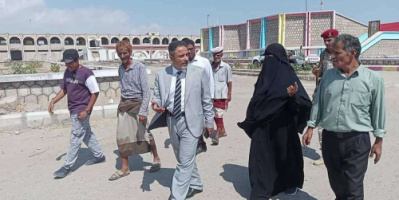 رئيس انتقالي أبين يتفقد ساحة الشهداء بزنجبار ويزور المسرح بعد إعادة تأهيله