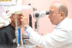 وصول خبير مصري في جراحة شبيكة العين إلى العاصمة عدن