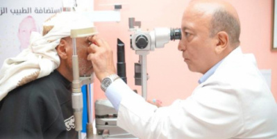 وصول خبير مصري في جراحة شبيكة العين إلى العاصمة عدن