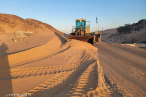 تنفيذ أعمال إزاحة الرمال في طريق عتق – بيحان