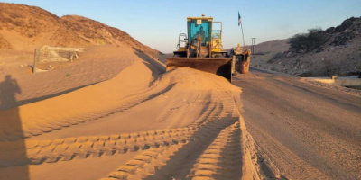  تنفيذ أعمال إزاحة الرمال في طريق عتق &ndash; بيحان