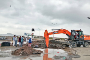 فرق صيانة مؤسسة مياه عدن تباشر إصلاح كسر في خط ضخ رئيسي بجولة كالتكس