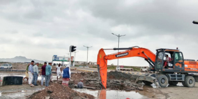 فرق صيانة مؤسسة مياه عدن تباشر إصلاح كسر في خط ضخ رئيسي بجولة كالتكس