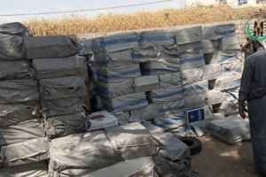 قوات الحزام الأمني بلحج تضبط مخازن لبيع وتوزيع مواد مهربة في منطقتي اللحوم والرباط