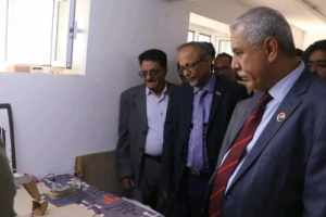 الفريق الرئاسي يزور معرض الرسوم الإبداعية في ثانوية الشيخ زايد النموذجية بالضالع