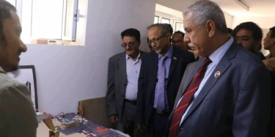 الفريق الرئاسي يزور معرض الرسوم الإبداعية في ثانوية الشيخ زايد النموذجية بالضالع