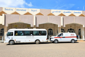 محافظ سقطرى يودّع دفعة من المرضى المغادرين لتلقي العلاج في مستشفى الأمير محمد بن سلمان بعدن