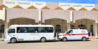 محافظ سقطرى يودّع دفعة من المرضى المغادرين لتلقي العلاج في مستشفى الأمير محمد بن سلمان بعدن