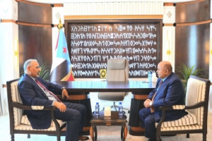 الرئيس الزُبيدي يلتقي محافظ حضرموت الجديد سالم الخنبشي