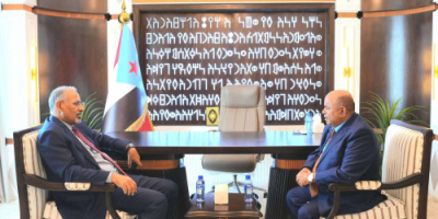 الرئيس الزُبيدي يلتقي محافظ حضرموت الجديد سالم الخنبشي