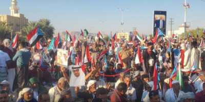 حشود احتفالية سيئون تجدد تفويضها للرئيس الزُبيدي