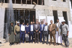 الجبواني وبن لسود يتفقدان سير الأعمال الإنشائية في كلية الطب بجامعة شبوة