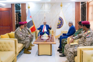 الرئيس الزُبيدي يطّلع على الأوضاع العسكرية الأمنية في سقطرى ويشيد بحالة الاستقرار التي تعيشها المحافظة