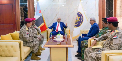 الرئيس الزُبيدي يطّلع على الأوضاع العسكرية الأمنية في سقطرى ويشيد بحالة الاستقرار التي تعيشها المحافظة