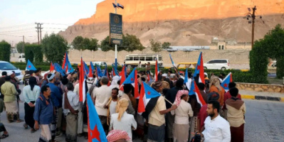 عناص الاحتلال من العسكرية الأولى تداهم موقع المعتصمين العزّل في سيئون