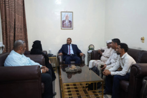 محافظ سقطرى يناقش مع وفد البنك الأهلي اليمني تعزيز مهام فرع البنك ودوره الرقابي بالمحافظة