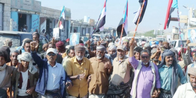 أبناء المحفد بأبين ينظّمون مسيرة جماهيرية تأييداً لتفويض القوات المسلحة الجنوبية في تحرير وادي حضرموت