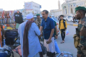 باتيس يتفقد المواطنين في سيئون ويؤكد استمرار القوات الجنوبية في تثبيت الأمن بوادي حضرموت